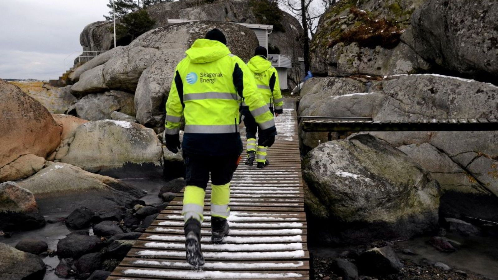 Leden asentajat paikantamassa kohdetta