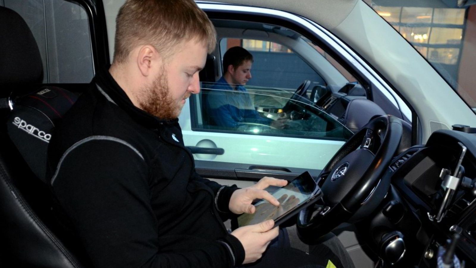 Elektriker Thomas Storås kontrollerar detaljerna för nästa uppdrag i Utility To Go -systemet. I bakgrunden kollega Tor Olav Fjeldheim. Foto: Haakon Barstad